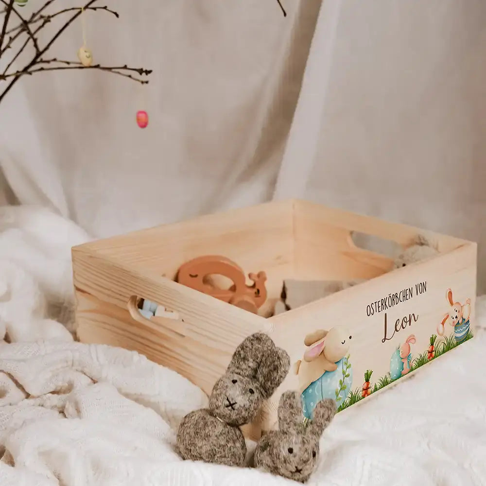 Osterkiste Holz personalisiert - Niedliche Hasen auf Wiese