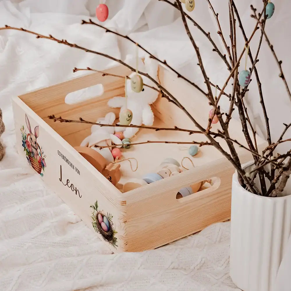 Osterkiste Holz personalisiert - Hasenkind im Blumenkorb